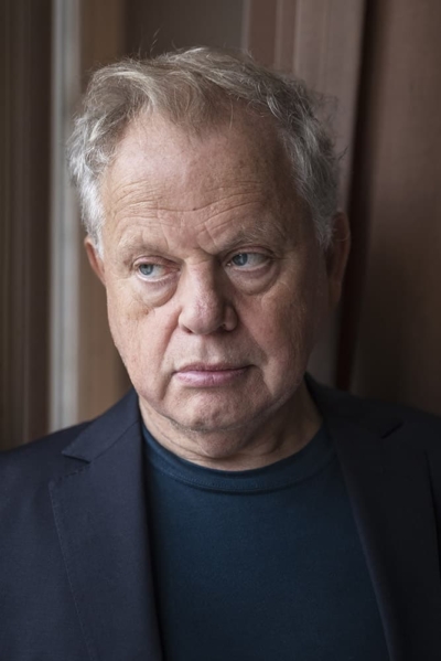 Schrijver, vertaler, podcastmaker, winnaar van de P.C. Hooft-prijs, tijdgeestfluisteraar, lichtende gids in verwarrende tijden, denker des vaderlands volgens velen... maar hij houdt niet van labels.